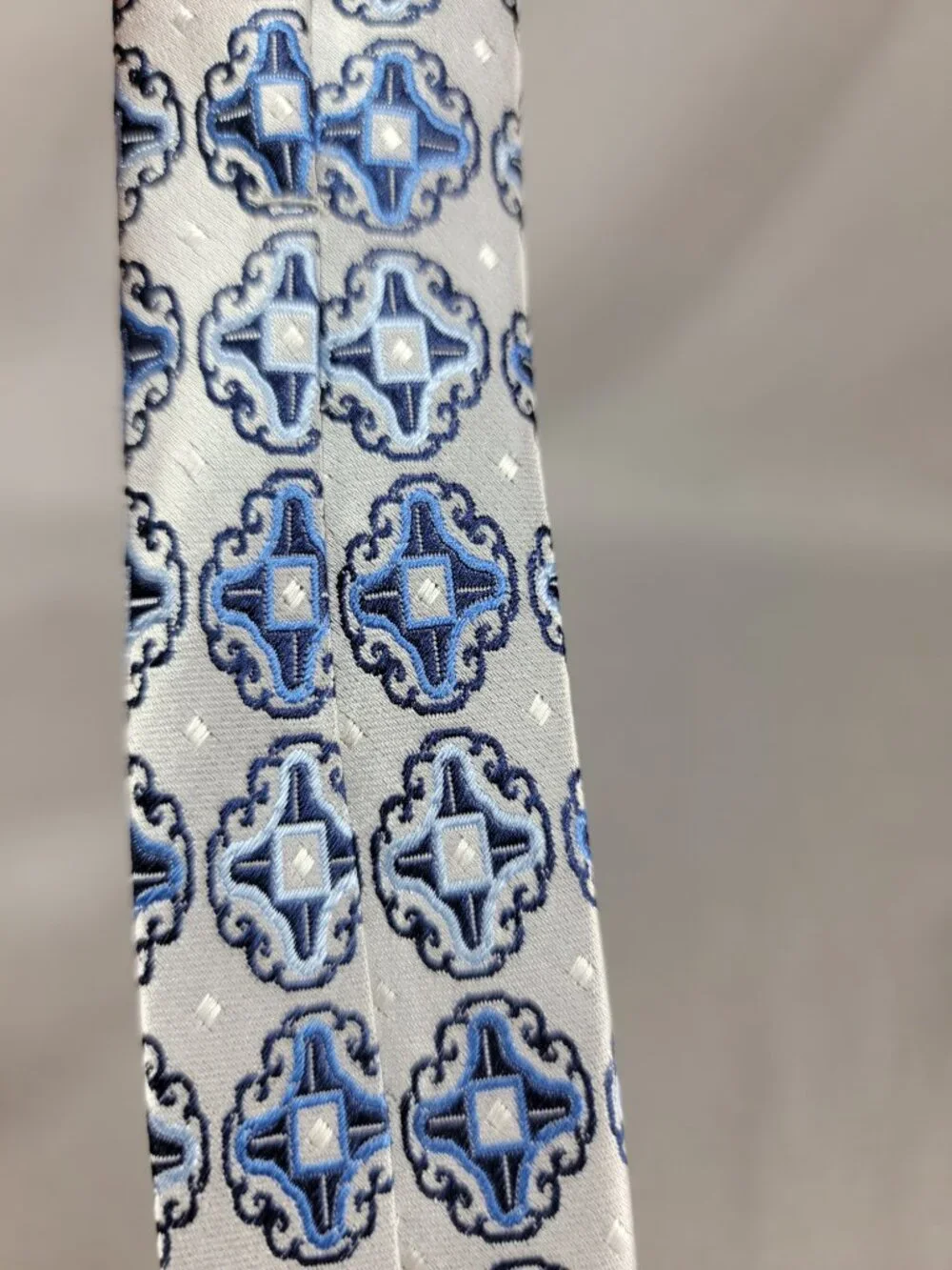 DC Daniel Craig Silk Necktie Tie Mens Silver Blue Foulard Medallion